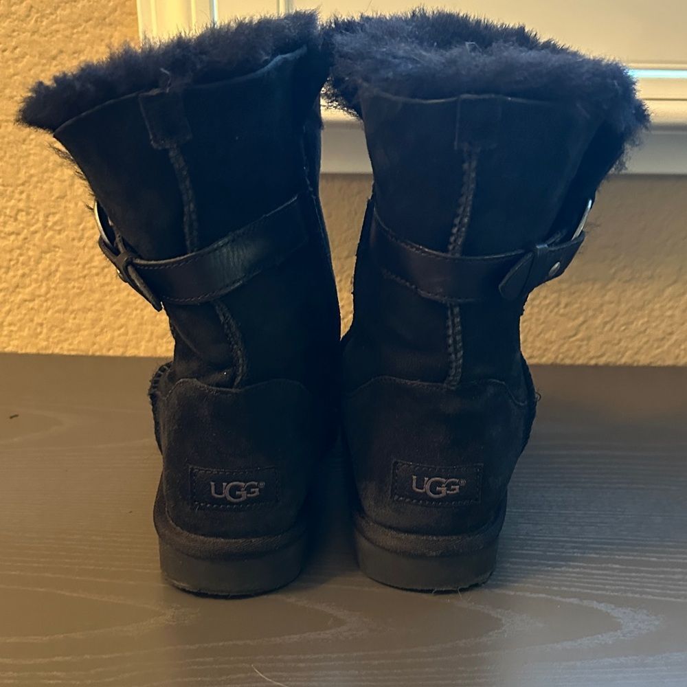 UGG Black Shearling Boots Size 6 Comfort Warmth Stylish Cozy Chic